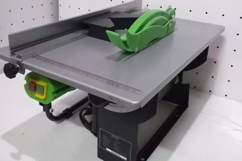 Produk Mesin Potong Papan MDF Ciptakan Hasil Presisi